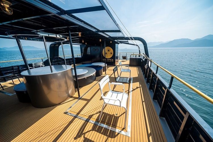 在開放寬敞的2樓甲板區，盡情倘佯在風光明媚的瀨戶內海。HIT廣島縣觀光聯盟提供