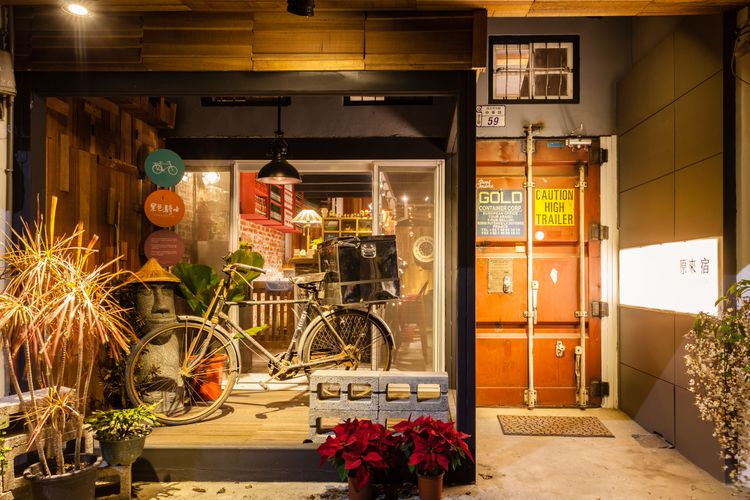 「原來宿 B&B」由老宅改建成貨櫃屋外型，提供多間雙人房型，是情人好友的鄉間之旅的不二之選。Booking.com提供