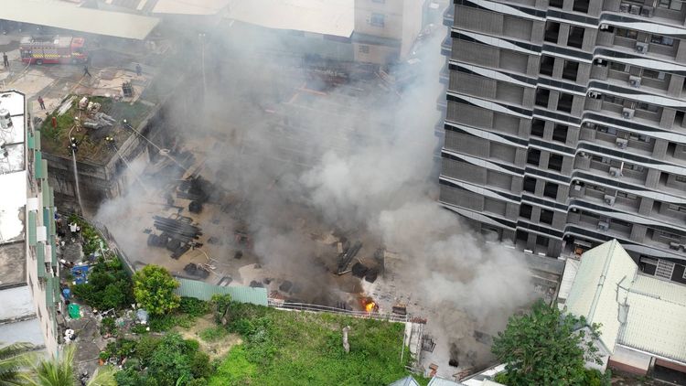 俯瞰起火工地，竄出看到大量濃煙直竄天際。侯昌騰攝