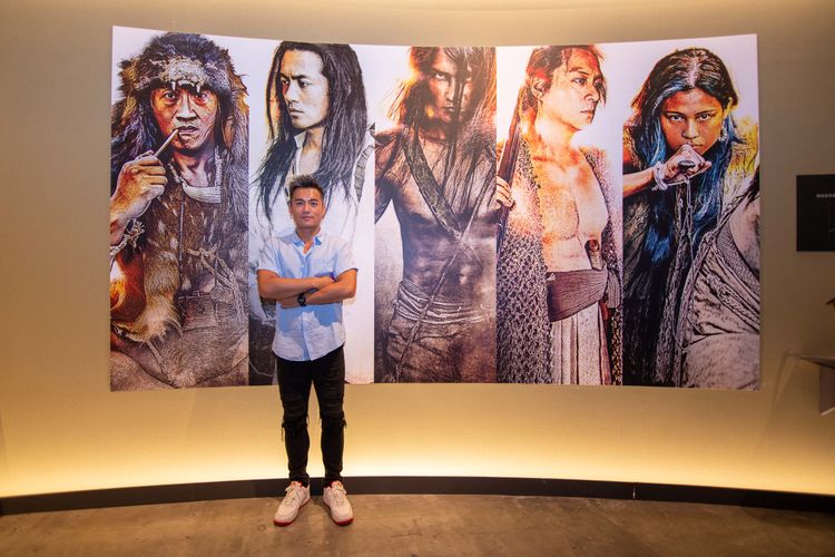 范逸臣與定裝照合影。文化局提供