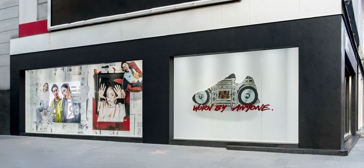 NB 1906潮流形象店開幕，有請手繪品牌Kingson Artworks創辦人吳漢青以574鞋款為基礎創作櫥窗藝術。品牌提供