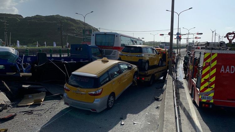 肇事的黎姓男子駕駛的拖吊車拖掛著2輛故障計程車。林口警分局提供
