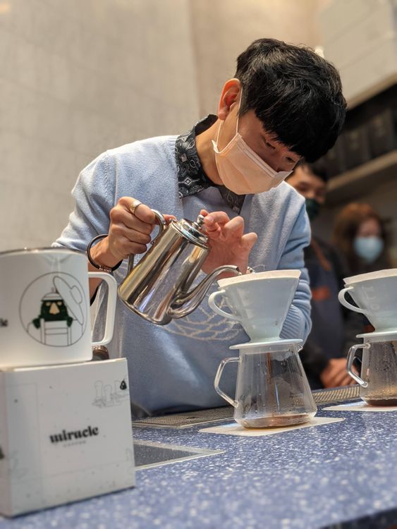 酷愛咖啡的林俊傑，將回到家鄉新加坡展店。JFJ Productions提供