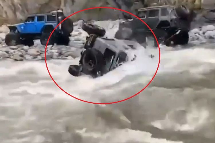 Jimny在溪流中側翻一圈。翻攝自臉書「爆廢公社公開版」