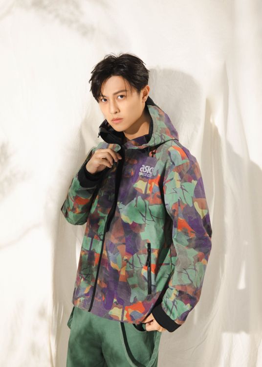 王子駕馭ASICS秋冬印花夾克自帶型格。品牌提供
