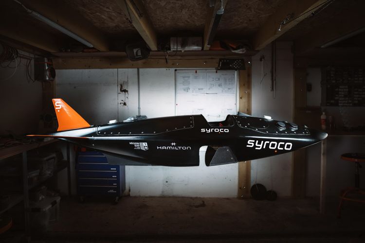 SYROCO研製的風力驅動環保快速艇，以成為無碳足跡的海上交通工具為目標。品牌提供