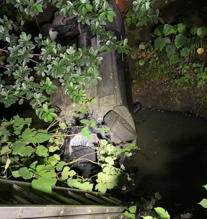 郭男自撞車子墜入排水溝四輪朝天。讀者提供