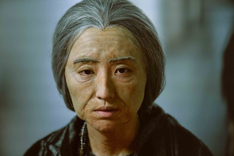 柯佳嬿化老妝，吃盡苦頭。三鳳製作