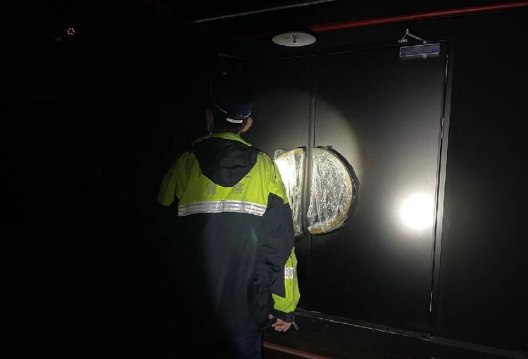 警方查獲2樓包廂暗藏職業賭場。翻攝畫面