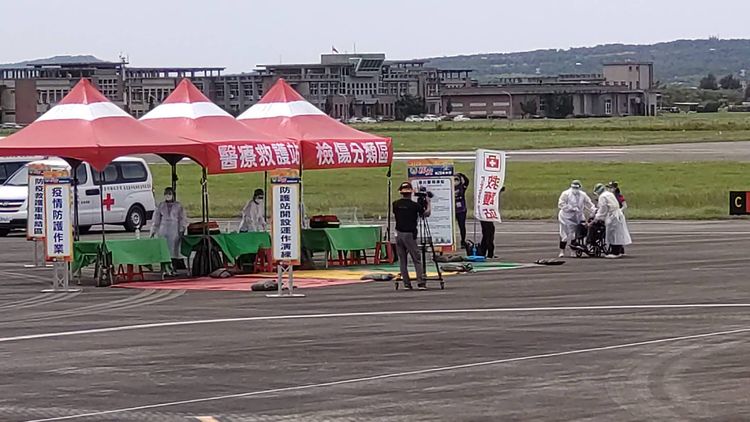 身體不適民眾經過檢傷分類。陳宏銘攝