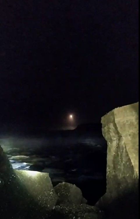 救援單位摸黑海中尋找失蹤者。台東縣消防局提供