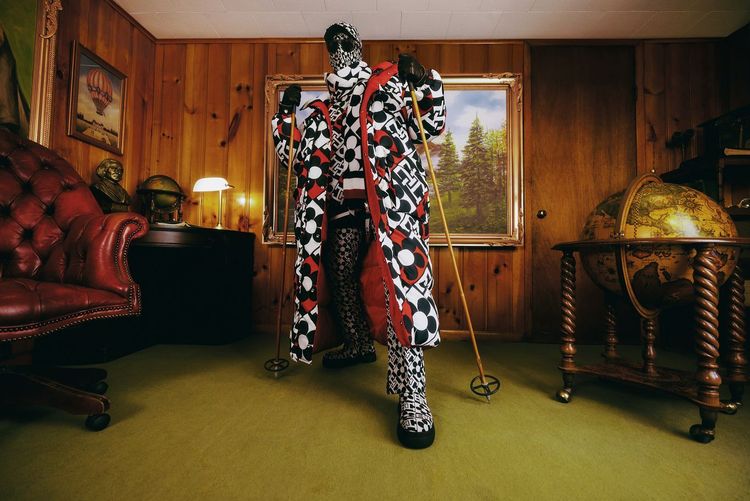 以鮮明印花及誇張輪廓聞名的Richard Quinn，將「TH」字樣與小雛菊圖案，幻化出全新的TH Monogram系列。品牌提供