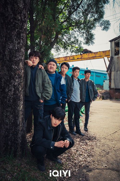 張勝祖（前）、孫賢周（右二）劇中隸屬仁川西部分局重案2組，形容彼此像家人，默契滿分。愛奇藝國際站提供