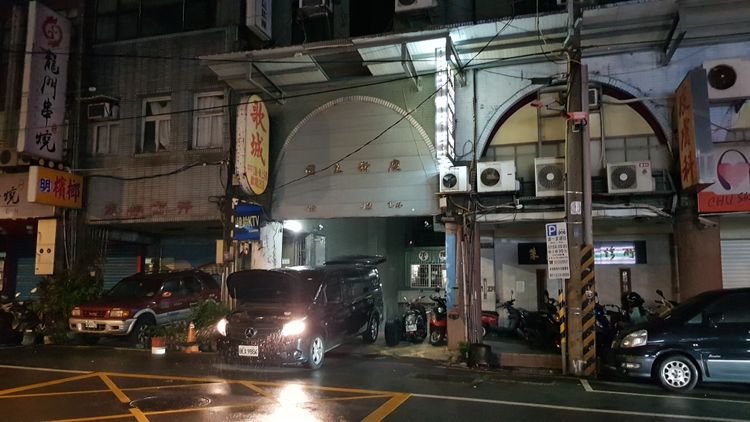 葬儀社的運送車停在大樓樓下。黃仲瑜攝