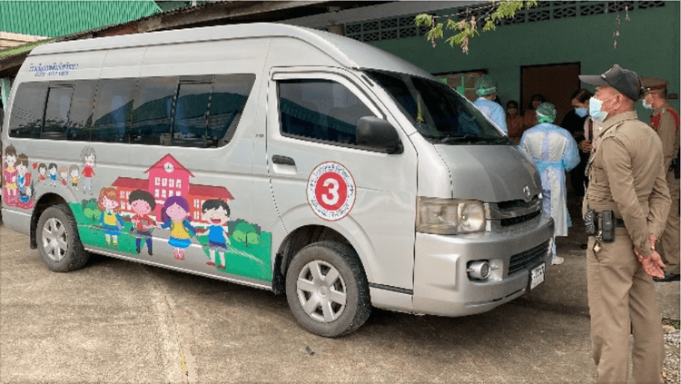 事發的校車。翻攝自 泰國頭條新聞