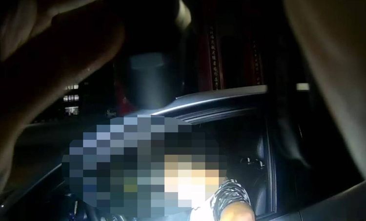 尤男喝多醉到不醒人事，車子就停路中間。讀者提供