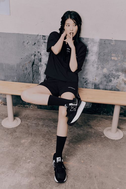 IU瘦直的雙腿配上具厚實中底的574+女鞋，讓其玉腿顯得更為纖細。品牌提供