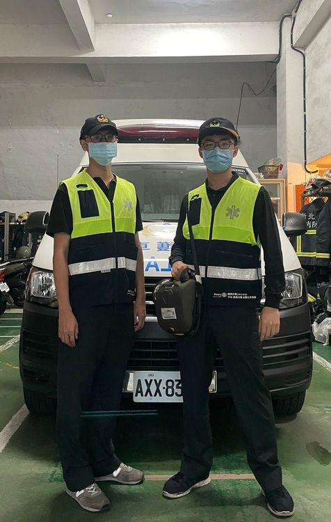 三重分隊2名救護員成功救回老翁性命。新北市消防局提供