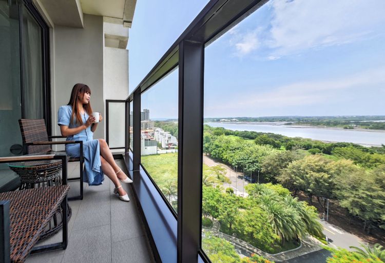 入住台南大員皇冠假日酒店，可俯瞰鹽水溪口生態景致。田欣雲攝