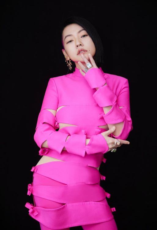 小S在Serpent Bohème Solarité耳環的烘襯下，更顯整體天后氣場。品牌提供