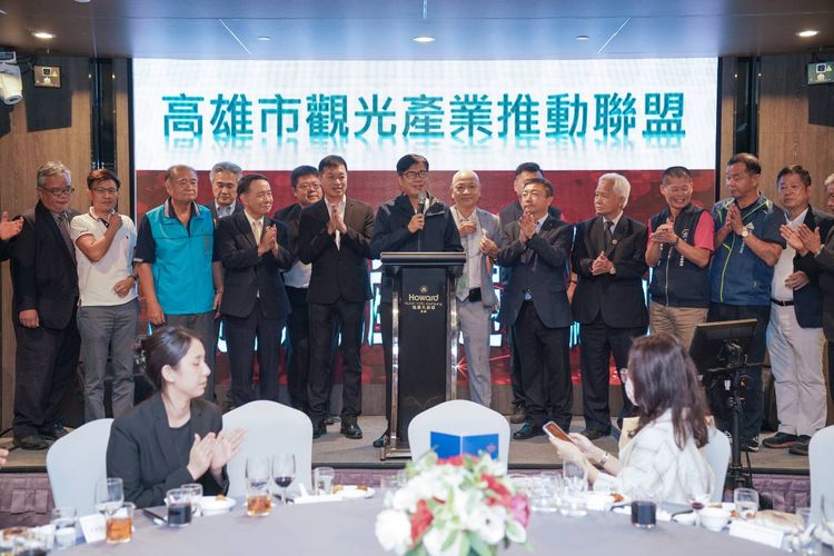 高雄觀光產業界23日晚間正式成立「陳其邁觀光產業後援會」。翻攝畫面