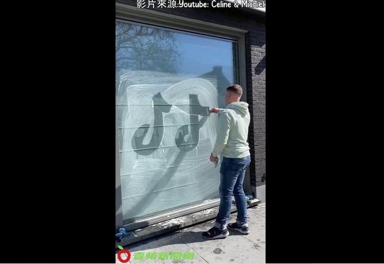 男子出手教她徒手畫出完美logo。