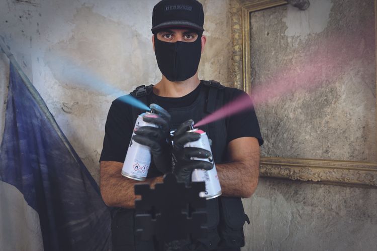 法國街頭藝術家Aiiroh以其受普普藝術影響的塗鴨拼貼畫著名。品牌提供