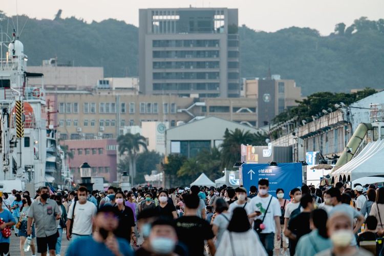 駁二大義公園接連三周更舉辦文化體驗活動，畫糖、藍染等課程特別受到民眾喜愛。市府提供