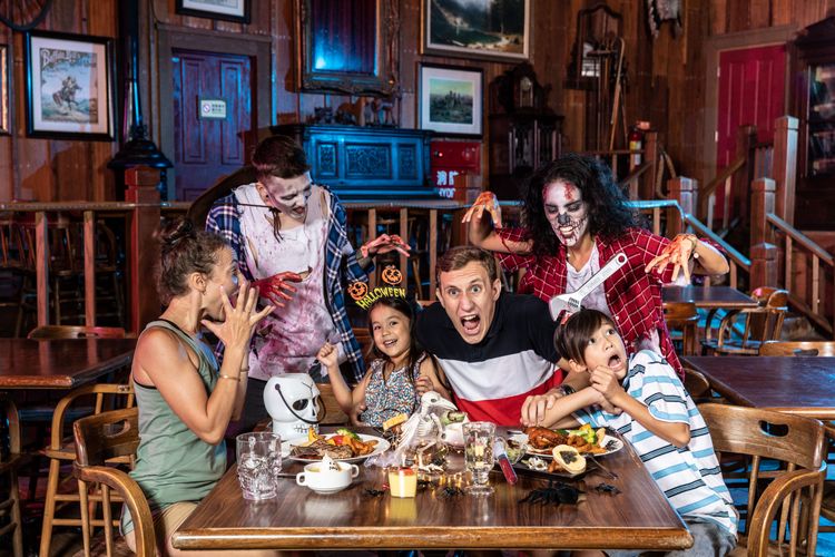 專案可連續2天暢玩六福村「墓碑鎮」，還能在一位難求的惡靈餐廳享用大餐並近距離欣賞國際級表演秀。六福旅遊集團提供