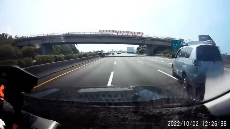 後方駕駛發現休旅車危險倒車，急忙閃避。取自記者爆料網