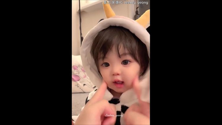 可愛的表情，讓人好想也生一個來玩呀！