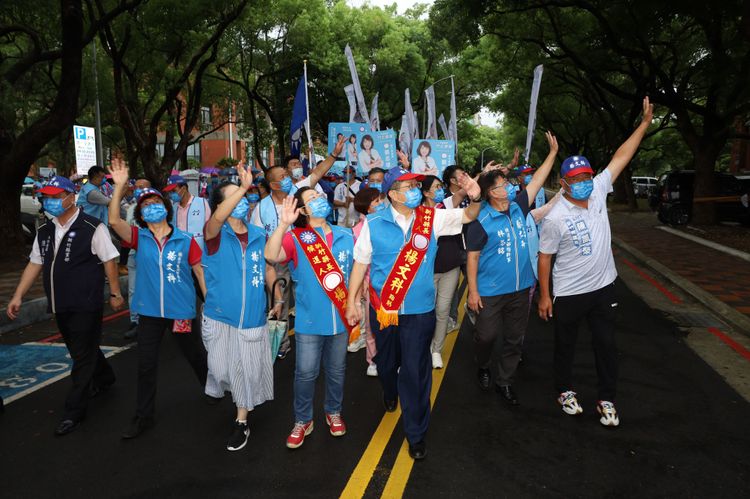 國民黨籍新竹縣長楊文科爭取連任，今天（2日）在數百名支持者的簇擁下，前往新竹縣選舉委員會登記參選。楊文科團隊提供