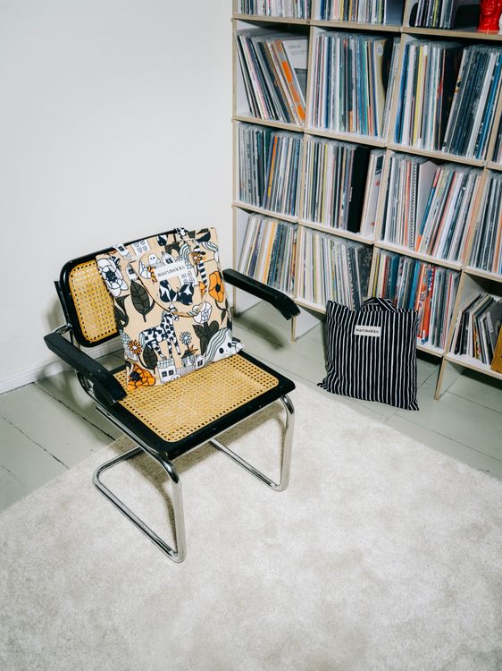 棉質托特袋整體由marimekko生產中升級回收的餘料製成，每只印花的分布與顏色皆不盡相同。品牌提供