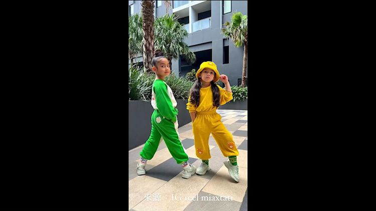 時尚的穿搭超百變，隨處都是伸展台。