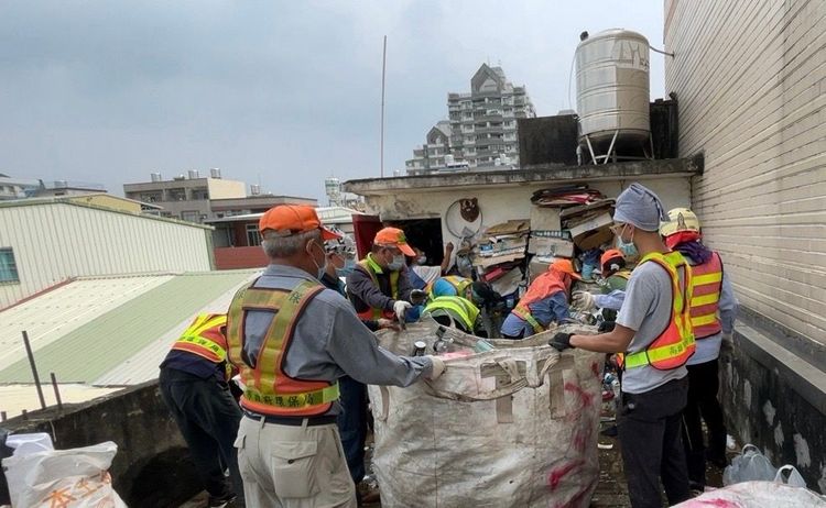 衛生局針對前鎮區崗山仔地區13里展開清潔，清除孳生源。衛生局提供