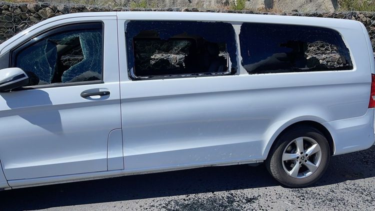 魏男休旅車玻璃被砸破。讀者提供