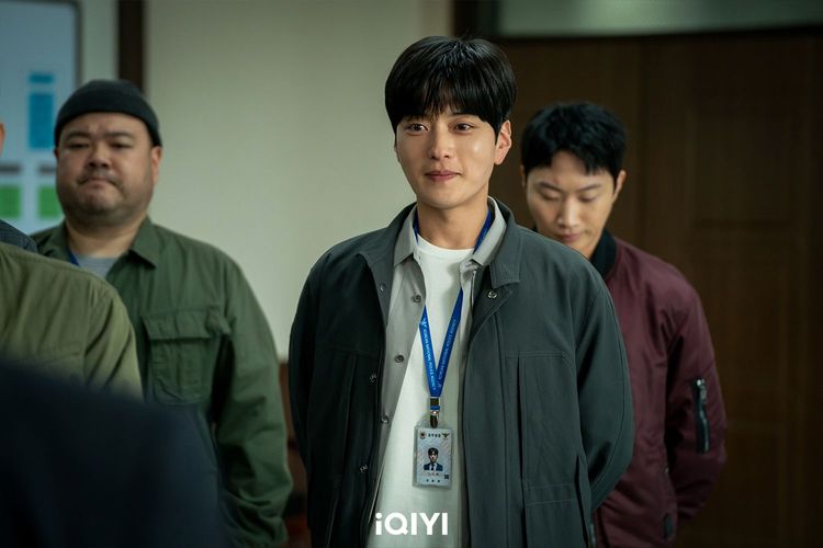 張勝祖（中）認為自己飾演的「吳志赫」，第2季多了人情味。愛奇藝國際站提供