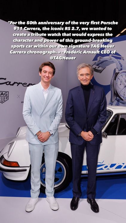 泰格豪雅為慶祝Porsche 911 Carrera RS 2.7車款誕生50周年特打造聯名腕錶，日前巴黎發表會上，更有品牌母集團LVMH主席暨董事長阿諾（右）現身助陣。翻攝lvmh IG