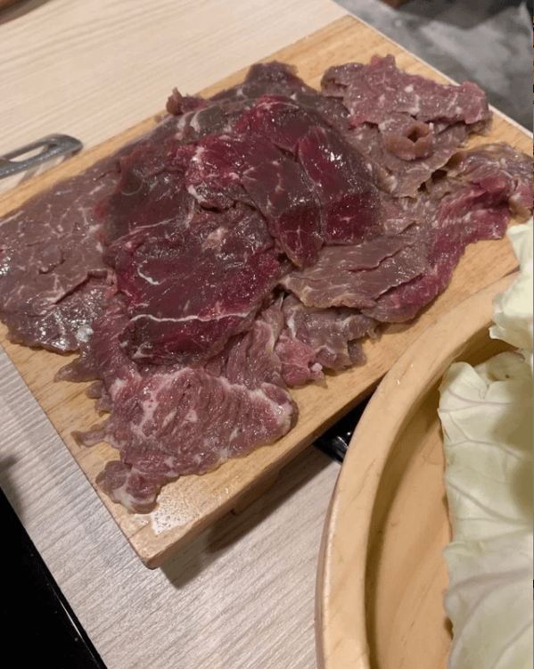 今年2月5日媒體就曾報導有民眾點了「溫體牛肉雪花牛」，但肉品稀碎，與官網上圖片嚴重不符。翻攝《Dcard》