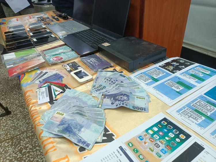 警方查扣現金2萬8千元及手機與毒品等相關證物。林錫淵攝