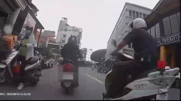 阮男闖紅燈拒警盤查。讀者提供