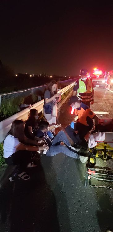 今晚國道1號北上301公里處，發生3車追撞事故。民眾提供