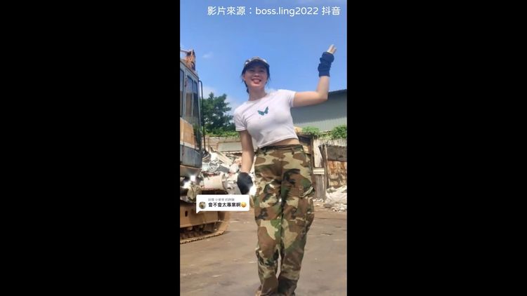 身著迷彩軍裝的美女獻熱舞。