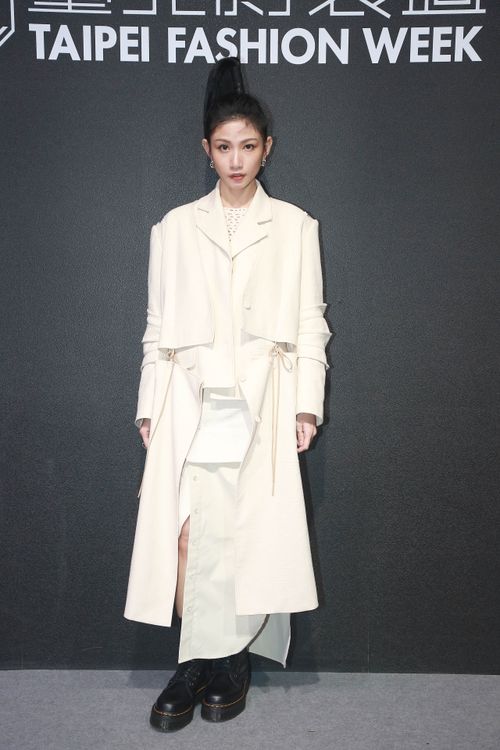 李千娜這套向「雲州大儒俠」致敬的造型，不禁想讓人幫她點播1首《苦海女神龍》。朱世閎攝