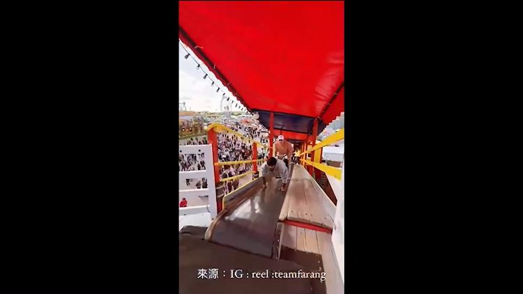 男子雙人聯手贏得全場歡呼特技。