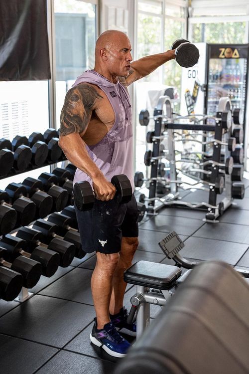 巨石強森穿連帽背心健身，有點露又不會太露的剪裁，讓操肌男性可以秀出精實肌肉，又不會太暴露。品牌提供