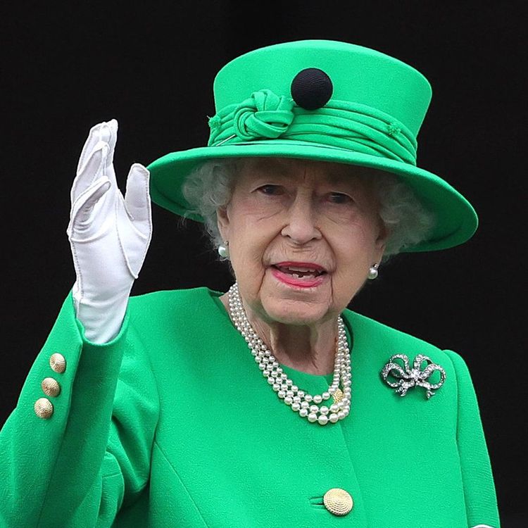 伊麗莎白二世在今年6月出席慶祝登基70周年的「白金禧」（Platinum Jubilee）慶典時，也佩戴了鍾情的3股珍珠項鍊。翻攝theroyalfamily IG