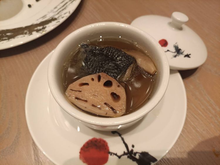 湖內蓮藕胡椒燉烏雞盅。高雄萬豪提供