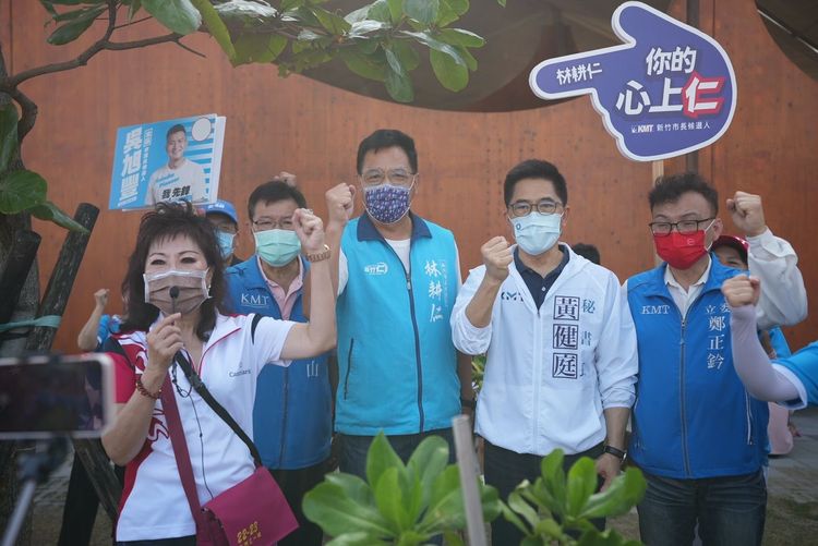 黃健庭今天（2日）下午陪同林耕仁來到波光市集、南寮魚市場進行懇託拜票，要用具體行動破除「藍白合」傳聞。林耕仁競辦提供