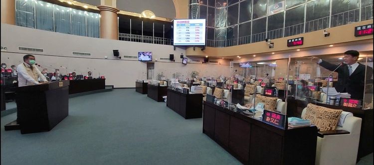 謝龍介邀黃偉哲對納骨塔飯局說謊或不實退選。劉榮輝攝